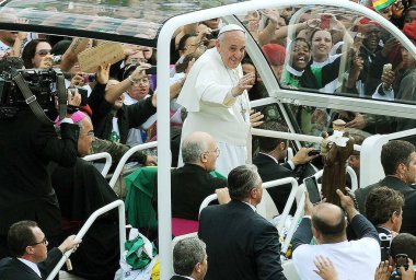 Rio de Janeiro, 26 Temmuz 2013. Papa Francisco, Dünya Gençlik Günü 'nde Rio de Janeiro' yu ziyaret etti. Rio de Janeiro, Brezilya 'da Copacabana sahilinden geçen Papa Francisco.