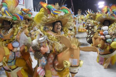Rio de Janeiro, 29 Şubat 2020. Sambdromo 'da, dünyanın en büyük karnavalı olarak kabul edilen Rio de Janeiro' daki karnaval sırasında, Sambdromo do Grande Rio 'daki Samba okulu geçit töreni.