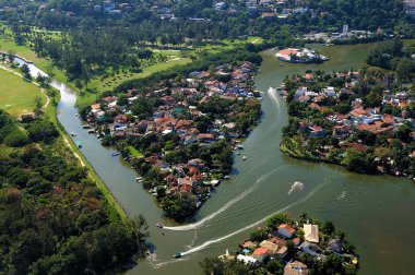 Primeira ve Gigoia adalarının havadan görünüşü, Primeira ve Gigoia adalarının havadan görünüşü, Rio de Janeiro şehrinin Barra da Tijuca plajı yakınlarındaki lagünlerde yer alır. Rio de Janeiro 'daki Barra da Tijuca plajı yakınlarında..