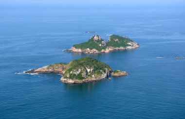 Rio de Janeiro şehrinin Barra da Tijuca plajı yakınlarındaki Tijucas Adaları 'nın hava manzarası.