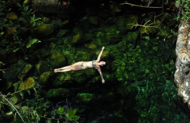 Alto Paraiso de Goias, 31 Ekim 2016.Kadın Chapada dos Veadeiros, Brezilya 'da Loquinhas gölünde dinleniyor.