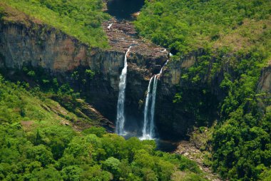 Sao Jorge, 3 Kasım 2016. Chapada dos Veadeiros, Goias, Brezilya Ulusal Parkı 'nda Mirante da Janela' nın atlayan şelalelerinin manzarası..