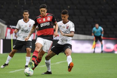 Rio de Janeiro, Brezilya, 4 Ekim 2020. Flamengo takımından Pedro, Maracan Stadyumu 'nda oynanan Brezilya Şampiyonası' nda Athletico-PR maçında.