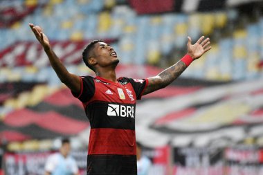 Rio de Janeiro, Brezilya, 4 Ekim 2020. Flamengo takımından futbolcu Bruno Henrique, Maracana Stadyumu 'nda oynanan Brezilya Şampiyonası' nda Athletico-PR maçında golünü kutluyor..