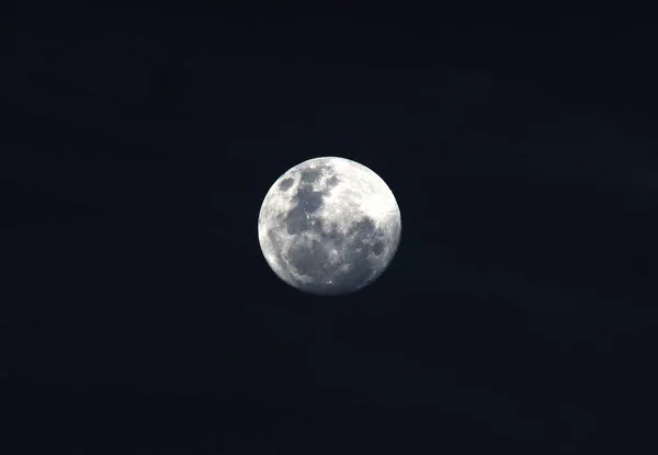 从巴西里约热内卢市西侧看到的满月 — 图库照片