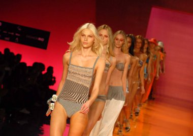 Rio de Janeiro, 31 Mayıs 2011 Moda gösterisi sırasında Brezilya 'nın Rio de Janeiro şehrindeki Pier Mau' da.