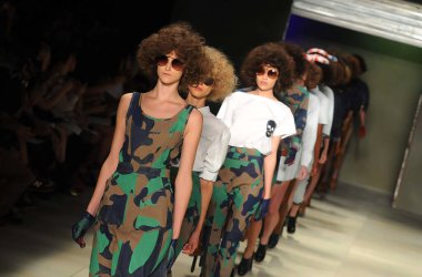 Rio de Janeiro, 31 Mayıs 2011 Moda gösterisi sırasında Brezilya 'nın Rio de Janeiro şehrindeki Pier Mau' da
