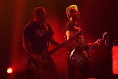 Rio de Janeiro, Brezilya, 6 Ekim 2019. Baş şarkıcı ve gitarist Chad Kroeger ve Kanadalı rock grubu Nickelback 'in basçısı Mike Kroeger Rio de Janeiro' da bir Rock konserinde.