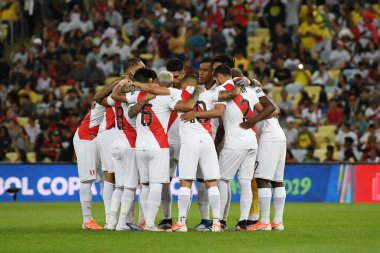 Rio de Janeiro, Brezilya, 18 Haziran 2019. Bolivya ve Peru takımları arasında oynanan maçta Maracana Stadyumu 'nda Copa America 2019 için mücadele eden futbolcular..