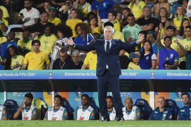 Rio de Janeiro, Brezilya, 4 Eylül 2025. Futbol koçu Carlo Ancelotti, 2026 Dünya Kupası elemeleri için Brezilya ve Şili arasında Maracana Stadyumu 'nda oynanan maç sırasında.