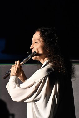 Rio de Janeiro, Brezilya, 6 Eylül 2025. Flütçü Madalena Salles, şarkıcı Oswaldo Montenegro 'nun Rio de Janeiro kentindeki Qualistage konser salonunda verdiği konser sırasında.
