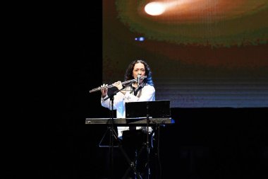 Rio de Janeiro, Brezilya, 6 Eylül 2025. Flütçü Madalena Salles, şarkıcı Oswaldo Montenegro 'nun Rio de Janeiro kentindeki Qualistage konser salonunda verdiği konser sırasında.