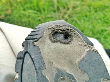 Egzersiz için kullanılan ayakkabılar yırtılmış ve kullanılamaz. Eski ayakkabılar.