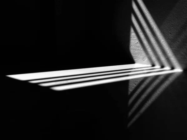 Абстрактный Свет Тень Утюга Отражаются Бетонной Стене Плиточном Полу Комнате — стоковое фото
