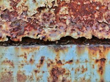 Çelik kapı paslanarak çürümüş..