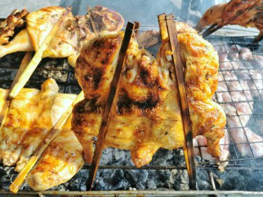 Izgarada ızgara tavuk yakın. Tayland 'ın lezzetli sokak yemekleri.