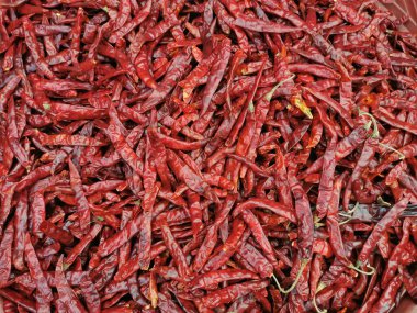 Kurutulmuş kırmızı biberlerin üst görüntüsü. Baharatlı. Köri ve Tom Leziz 'i tatlandırmak için kullanılır. Genel pazarda satılık..