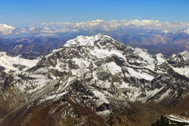 Yazın Aconcagua Dağı. Hava görüntüsü. Arjantin 'deki And Dağları. Amerika 'nın en yüksek noktası. Ocak 2019.