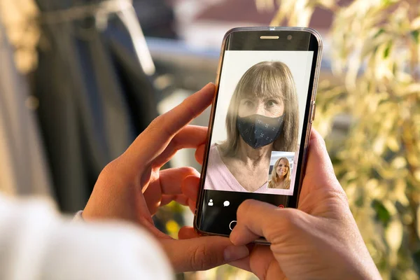 Dos Mujeres Hablando Entre Través Una Videollamada Teléfono Inteligente Mujer — Foto de Stock