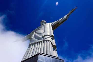 REDEER İsa, RIO DE JANEIRO, BREZİL. İsa 'nın Kurtarıcıları Heykeli' nin alt manzarası. Derin mavi gökyüzü ve arkasında yumuşak bir bulut.