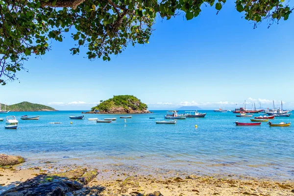 巴西里约热内卢Buzios的Armacao海滩 海湾的全景 停泊在海里的船只和帆船 清澈的水 岩石和岛屿 — 图库照片