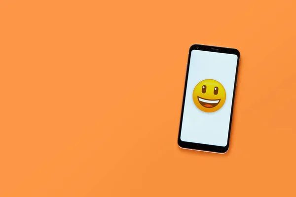 Vista Superior Del Teléfono Celular Con Emoticono Cara Sonriente Pantalla — Foto de Stock