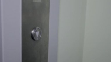 Lateks eldiven, asansör düğmesi kontrol paneline dezenfektan alkol antiviral sprey uygular, bez mendil. Temizleme, enfeksiyonu koruma, virüs, kovid 19, koronavirüs, bakteri dezenfeksiyonu.