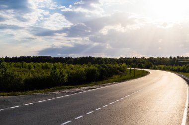 Güneşli yol keskin bir dönüş yapıyor..