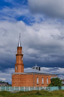 Tyumen, Rusya - 19 Haziran 2020: Sibirya 'nın Novoaptula köyündeki kırmızı tuğlalardan yapılan yerel cami
