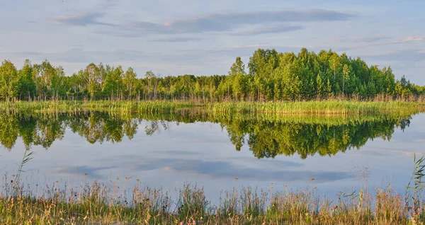 Prachtig Zomers Landschap Het Gladde Wateroppervlak Van Het Meer Weerkaatsten — Stockfoto