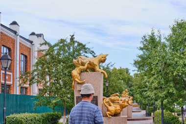 Tyumen 'deki Sibirya kedilerinin meydanında yürüyen bir turist. - Rusya. Büyük Vatanseverlik Savaşı sırasında, hayvanlar Sibirya 'dan Leningrad' a Hermitage koleksiyonunu farelerden kurtarmak için gittiler.