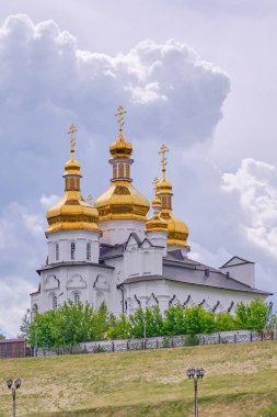 Rus Ortodoks Kilisesi 'nin Kutsal Üçlemeci Manastırı. 1616 yılında kurulan Barok mimarisi, katedraller ve tapınaklar. Rusya 'nın Tyumen kentinin turistik merkezi..