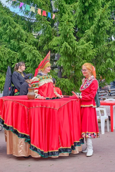Aromashevo Rusia Junio 2020 Mujer Joven Kokoshnik Mujer Mayor Ropa —  Fotos de Stock