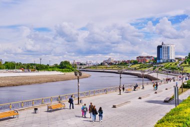 Tyumen, Rusya - 24 Haziran 2020: Şehir manzarası. Tura Nehri 'nin setin manzarası.