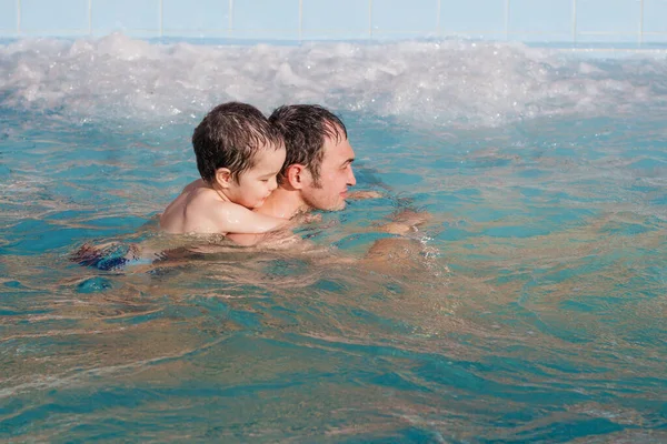 Feliz Padre Hijo Pasan Tiempo Juntos Nadando Piscina Termal — Foto de Stock