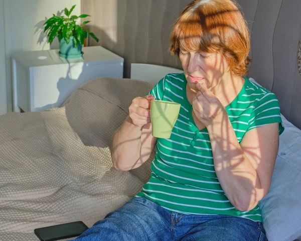 Mujer Mayor Sintiendo Dolor Sentada Cama Casa Con Ropa Casual — Foto de Stock