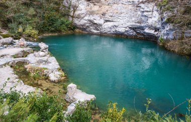 Mavi Göl Tsisferi, Abhazya 'da Ritsa Gölü' ne giden yolda Bzyb Nehri 'nin sağ kıyısında yer alır. Göl açık mavi, bütün yıl donmaz. Suyun yüzeyi her zaman sakindir.