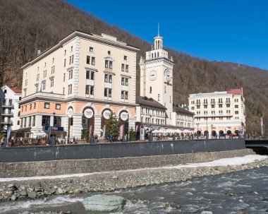 Sochi, Rusya - 4 Mart 2020: Rosa Khutor. Rosa Meydanı 'ndaki Mzymta Nehri ve belediye binasının manzarası. Şehir manzarası