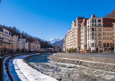 Sochi, Rusya - 4 Mart 2020: Rosa Khutor. Caddenin ve Mzymta Nehri 'nin manzarası. Şehir manzarası