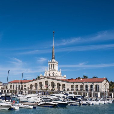 Soçi Rusya 26 Şubat 2020. Güneşli bir günde limanda. Yat ve bina manzarası