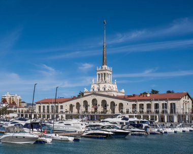 Soçi Rusya 26 Şubat 2020. Güneşli bir günde limanda. Yat ve bina manzarası