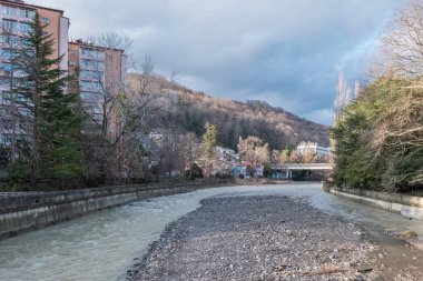 Kış şehri manzarası. Khosta, Kafkasya 'nın Karadeniz kıyısında bir tatil beldesi, Soçi şehrinin küçük bir bölgesi, Khosta Nehri' nin ağzında yer alıyor..