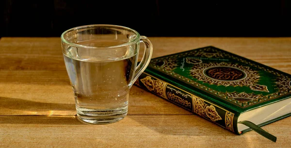 Glas Klaren Wassers Und Grünes Und Vergoldetes Koranbuch Auf Dem — Stockfoto