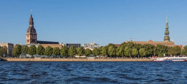 Daugava nehrinden Riga 'nın görüldüğü yerler. Kubbe Katedrali, Aziz Peter Kilisesi ve gezinti güvertesi manzarası. Pankart