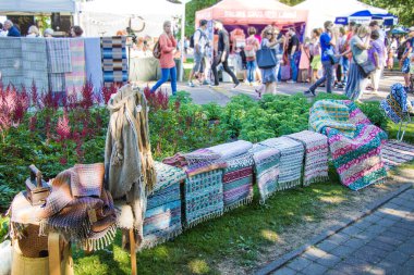 Riga, Letonya - 8 Temmuz 2018: Fuarda dokuma halı ve tekstil satışı. Letonya Şarkı ve Dans Festivali