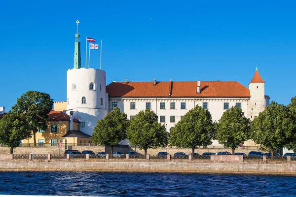 Visões Turísticas Riga Rio Daugava Castelo Riga Foi Construído Pelos — Fotografia de Stock