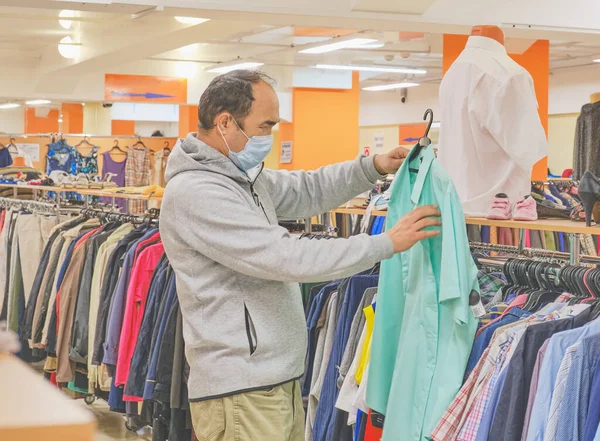 Uomo Maturo Maschera Scegliere Vestiti Negozio Seconda Mano Consumo Consapevole — Foto Stock