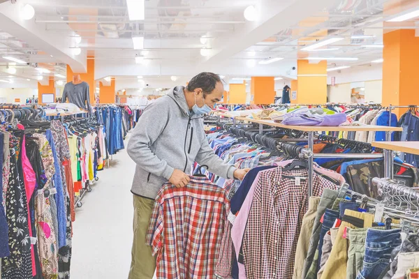 Uomo Maturo Maschera Scegliere Vestiti Negozio Seconda Mano Consumo Consapevole — Foto Stock