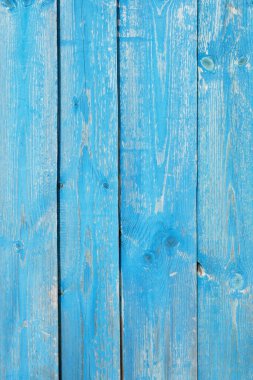 Arka planda çatlaklar olan eski, pejmürde ahşap tahtalar.