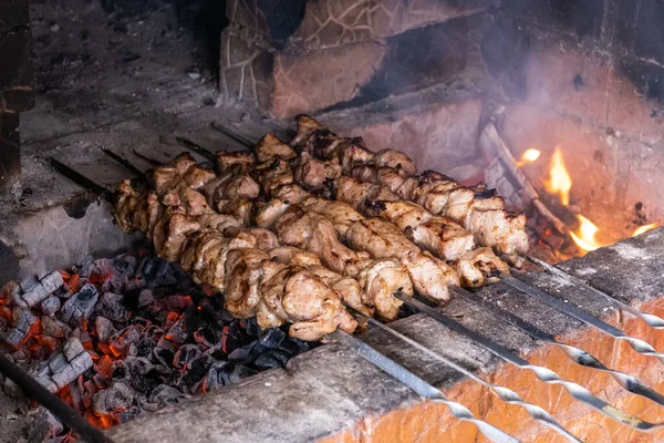 Şişte Domuz Kebabı Fırındaki Sıcak Kömürde Pişirilir — Stok fotoğraf